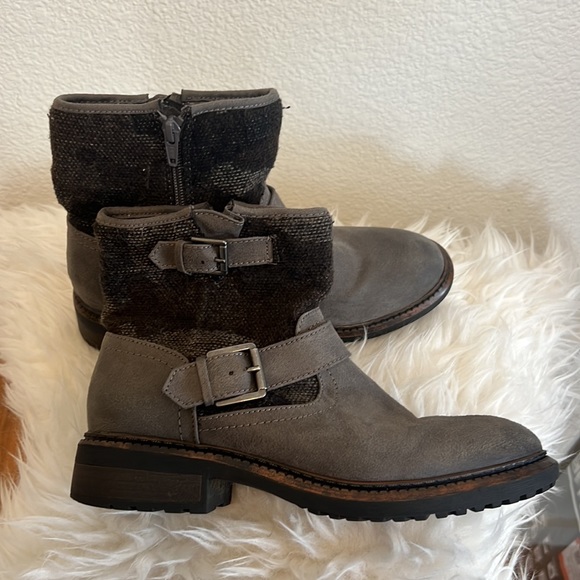 Women’s gray buckle ankle boots - Picture 7 of 8